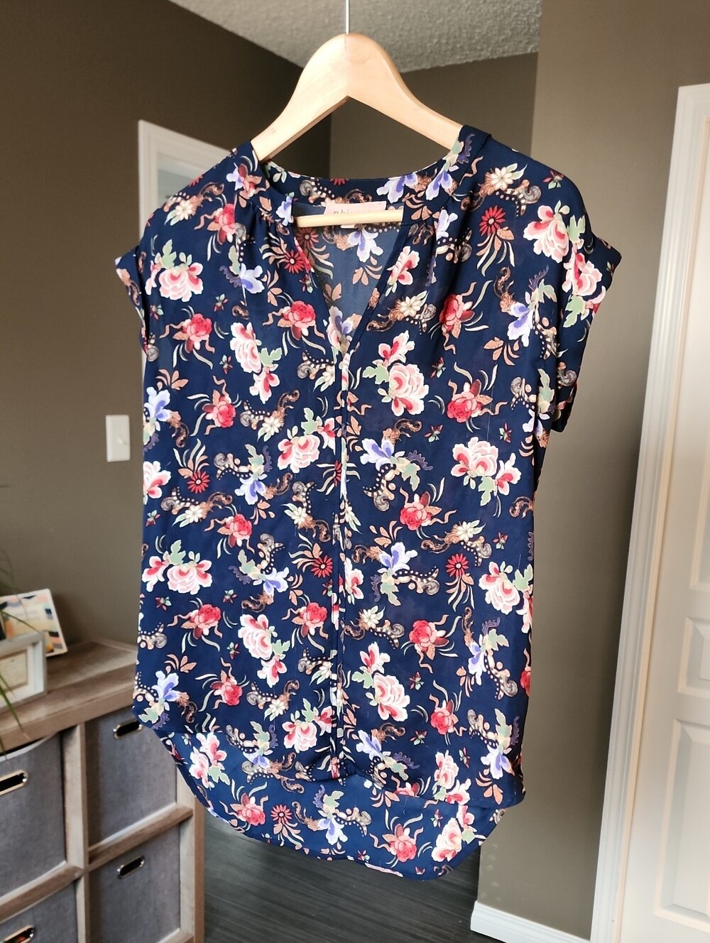 Philosophy Navy Floral V-Neck Cap Sleeve Blouse